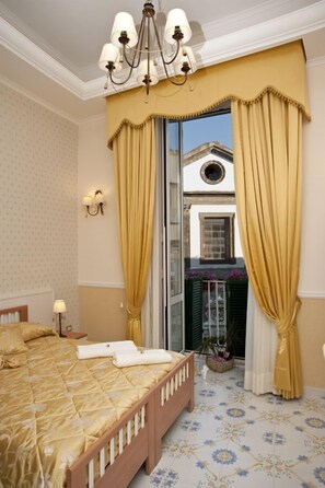 Minibar, desk, soundproofing, iron/ironing board - Olimpo degli Dei (Naples)