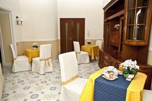Tägliches Frühstücksbuffet gegen Gebühr