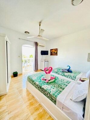 デラックス ダブルルーム 喫煙可 リバービュー | 可動式ベッド、WiFi (無料)、ベッドシーツ