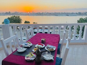 ランチ、ディナーに営業 (郷土料理)