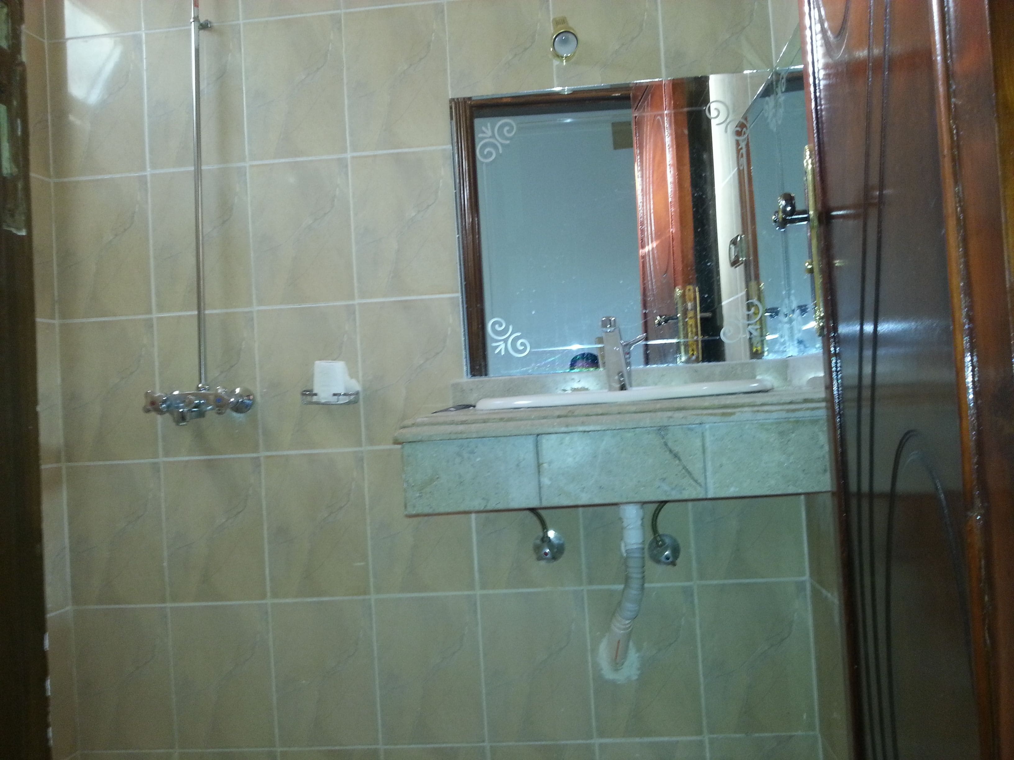 combined shower/bathtub, bidet, towels