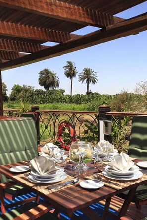 Serveert lunch en diner, regionale gerechten