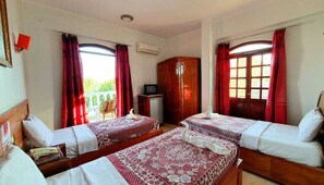 Standaard driepersoonskamer, 3 eenpersoonsbedden, roken, uitzicht op rivier | Extra bedden (toeslag), gratis wifi, beddengoed