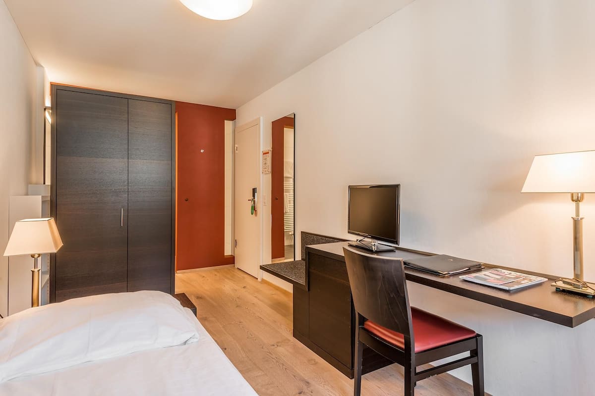 Enkeltrom – standard | Sengetøy av topp kvalitet, safe på rommet og skrivebord