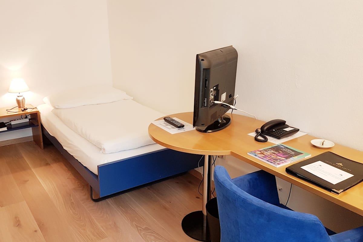 Chambre Simple Standard | Literie de qualité supérieure, coffres-forts dans les chambres, bureau