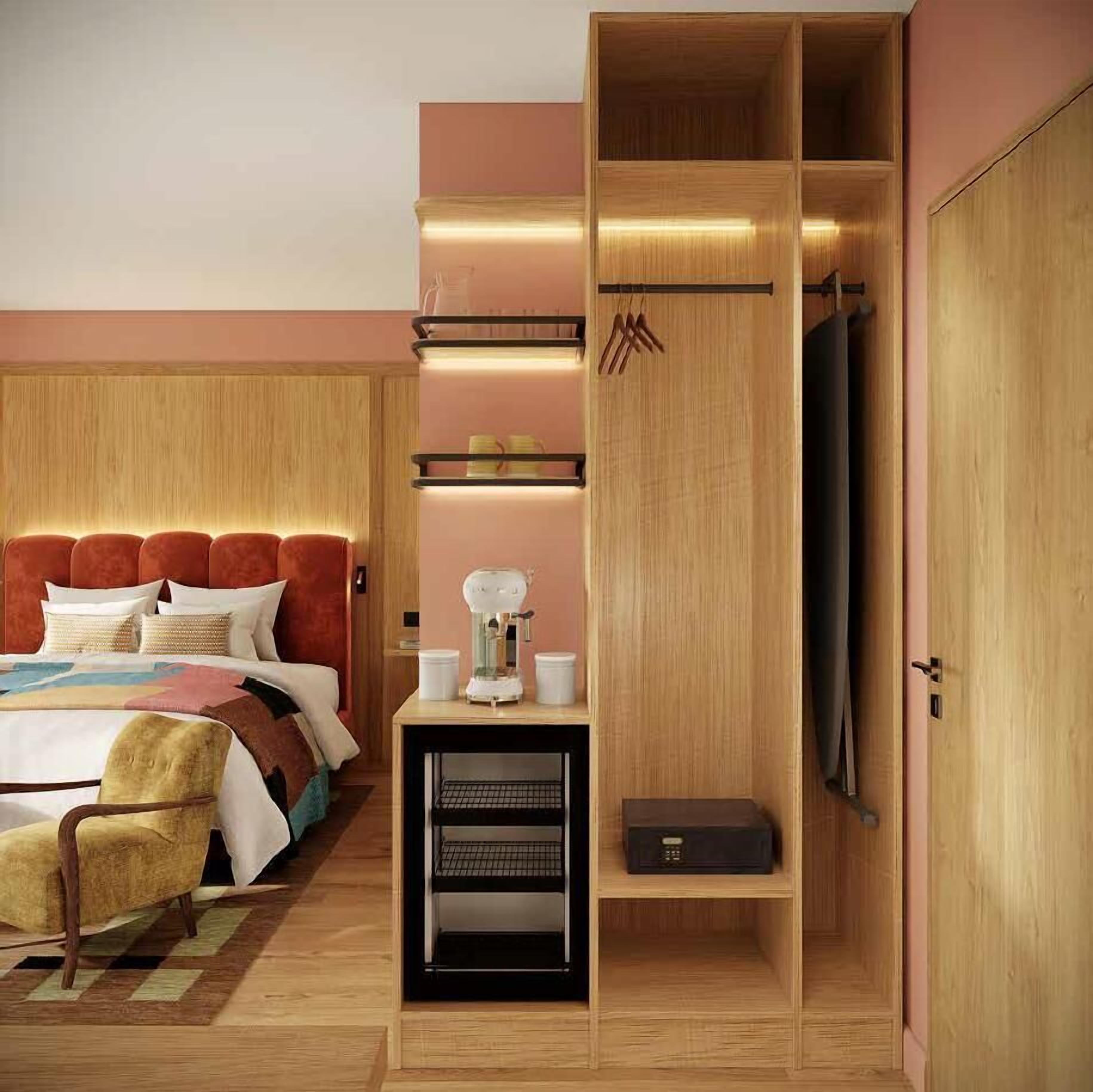 Une chambre moderne avec un grand lit, une armoire en bois et des étagères intégrées.