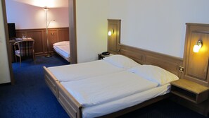 Habitación triple estándar | Sala de estar | Televisión de 50 cm con canales por satélite