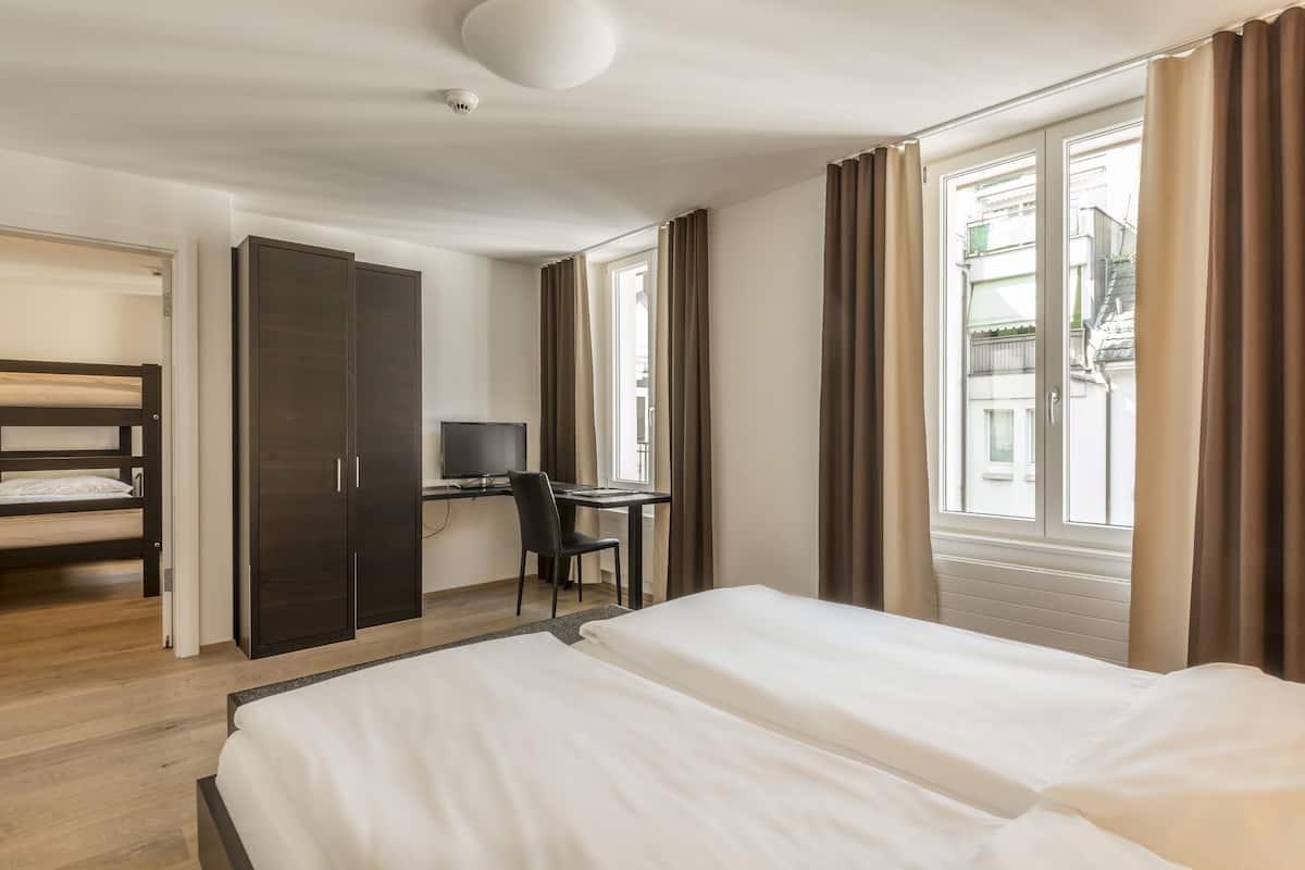 Chambre Quadruple | Literie de qualité supérieure, coffres-forts dans les chambres, bureau