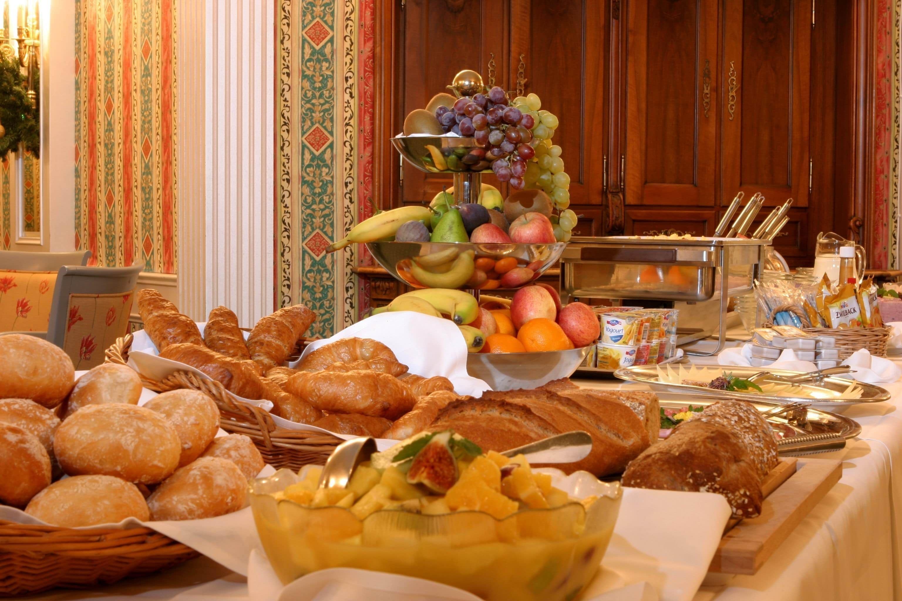 Daily buffet breakfast for a fee