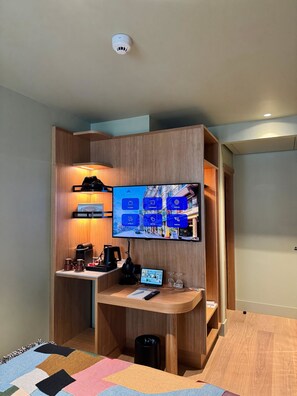 Roupas de cama premium, cofres nos quartos, escrivaninha
