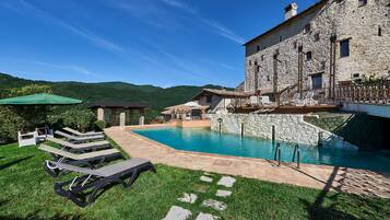 Una piscina al aire libre