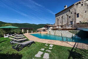 สระว่ายน้ำกลางแจ้ง