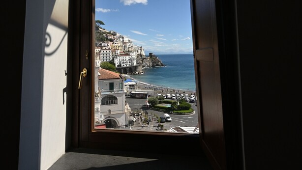 A window with a view of a coastal town, buildings, and a clear sky. - Hotel Croce di Amalfi (Amalfi)