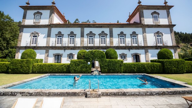 Un edificio grande con una piscina delantera.