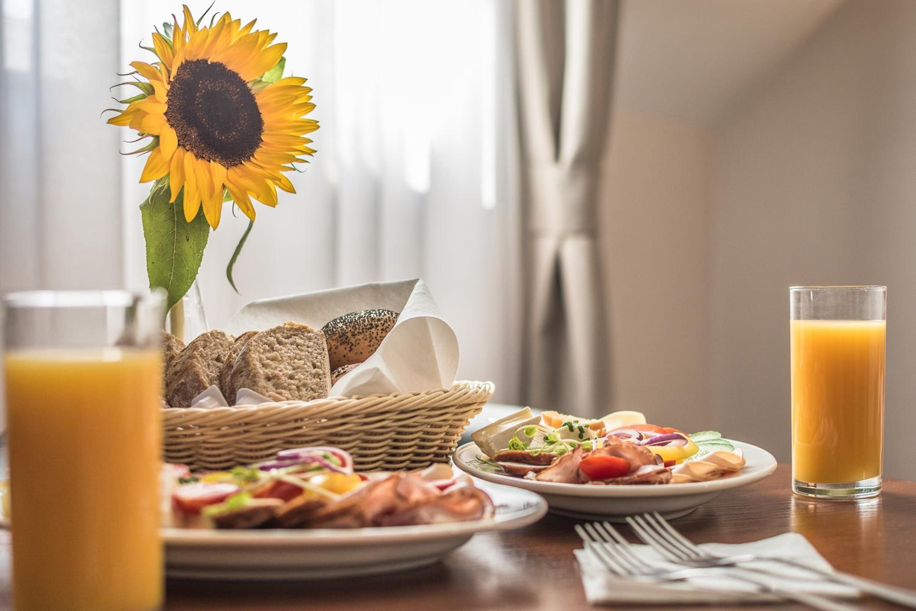 2 restaurants, breakfast served