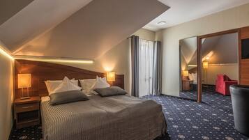 Standard Apartment | Minibar, in-room safe, desk, blackout curtains