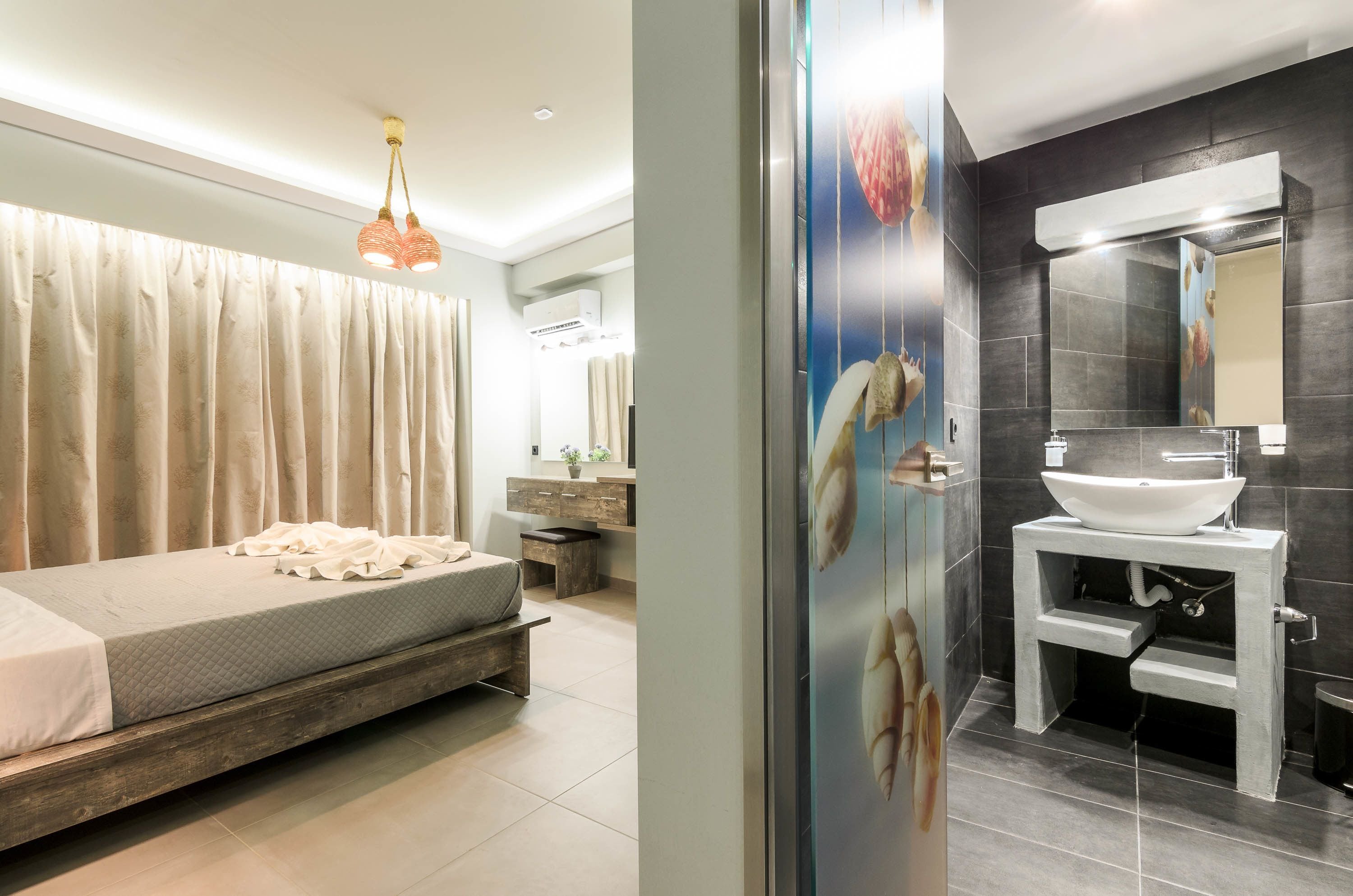 deluxe studio | soundproofing, free wifi, bed sheets