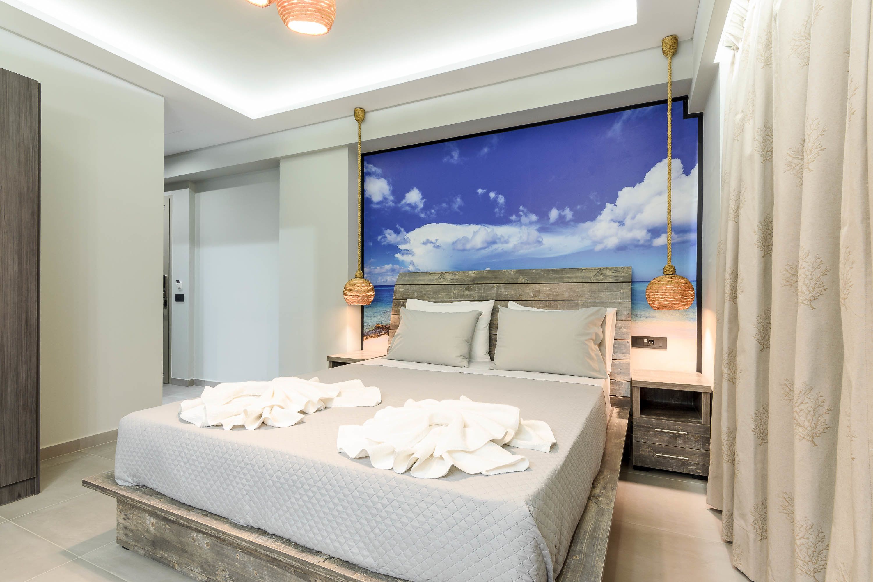 deluxe studio | soundproofing, free wifi, bed sheets