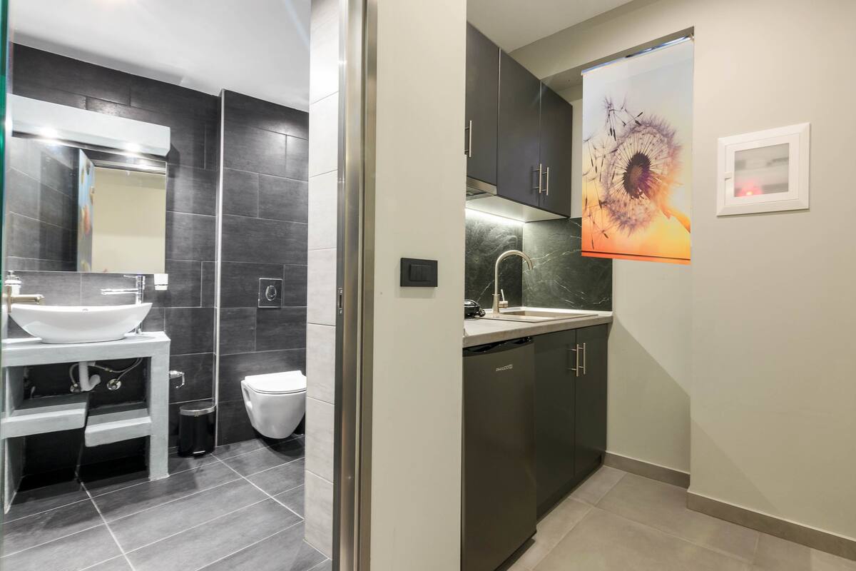 deluxe studio | soundproofing, free wifi, bed sheets