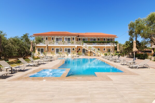 Außenpool (je nach Saison geöffnet), Sonnenschirme, Liegestühle