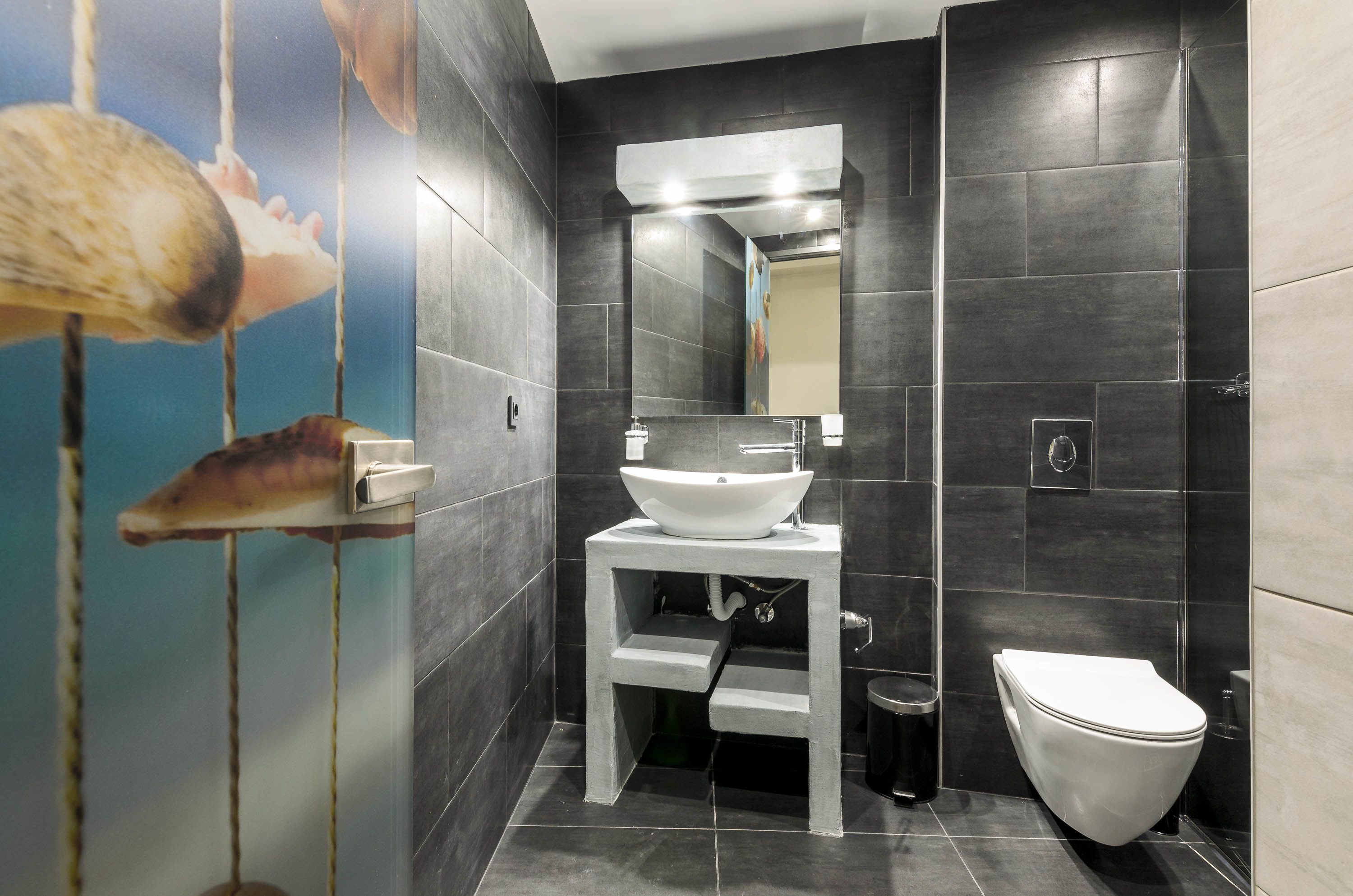 deluxe studio | bathroom | shower, free toiletries, hair dryer, towels