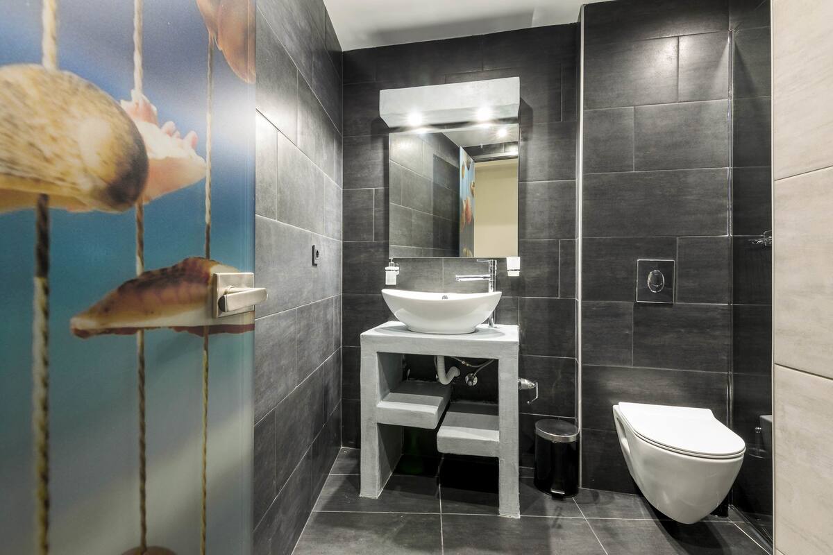 deluxe studio | bathroom | shower, free toiletries, hair dryer, towels