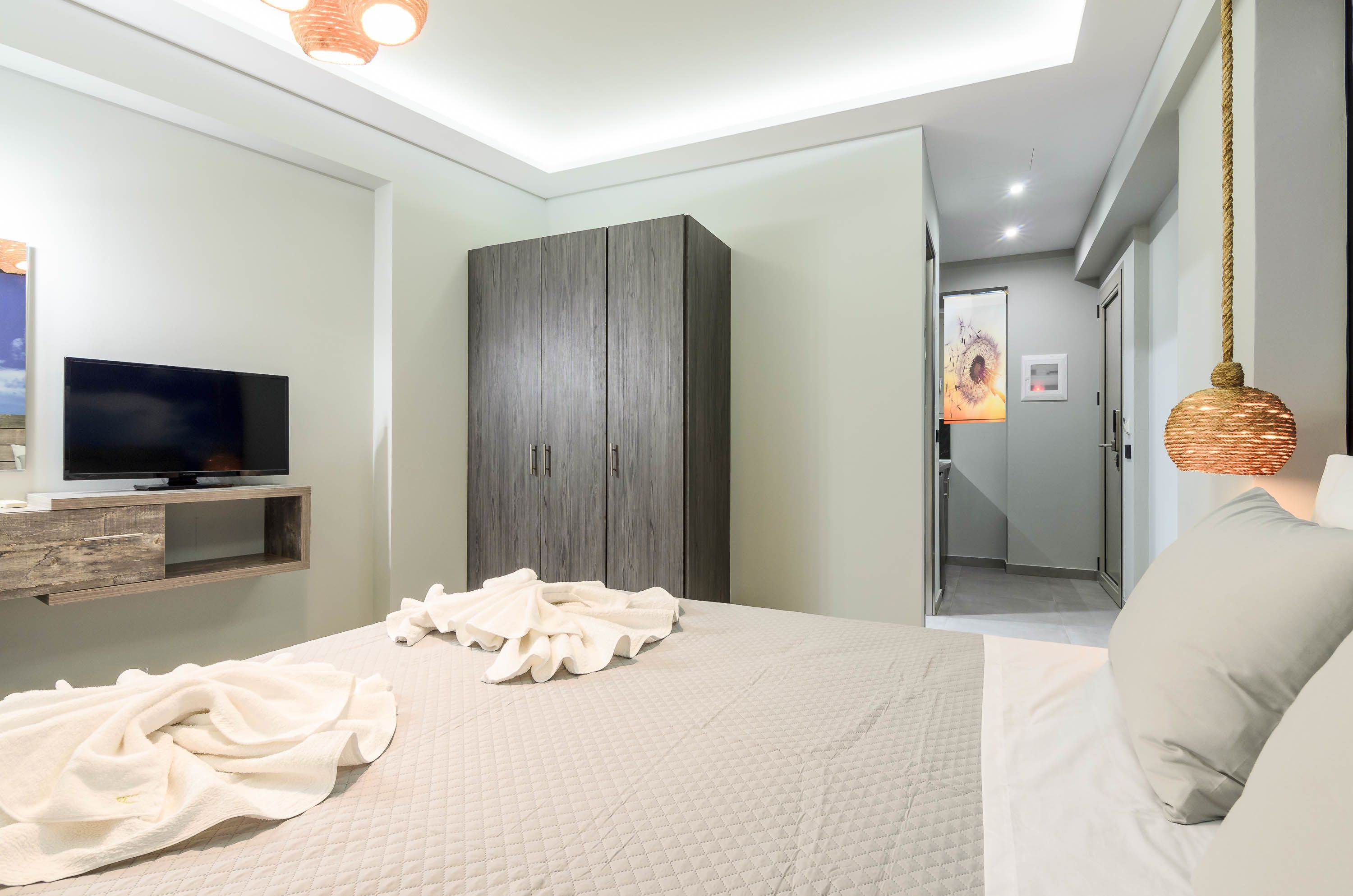 deluxe studio | soundproofing, free wifi, bed sheets