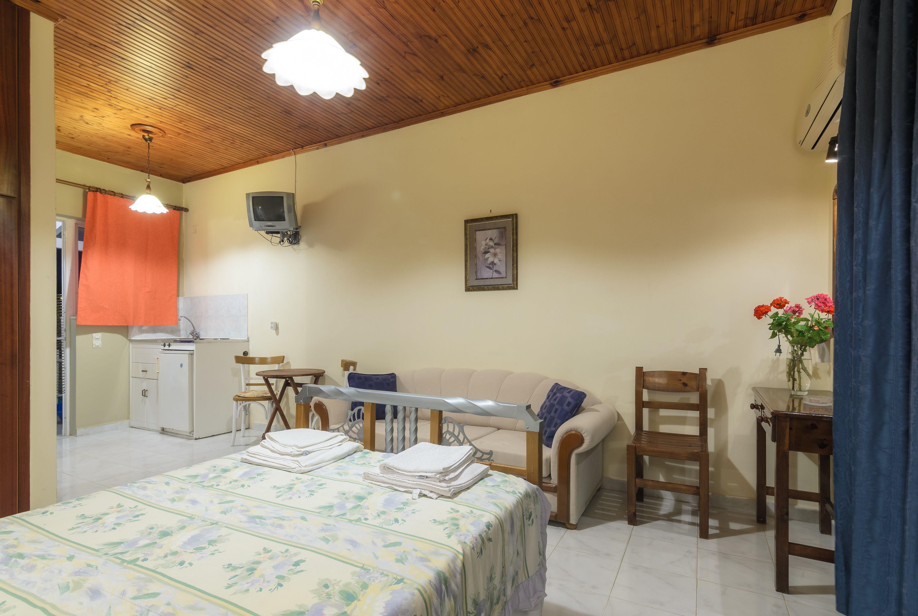 soundproofing, free wifi, bed sheets