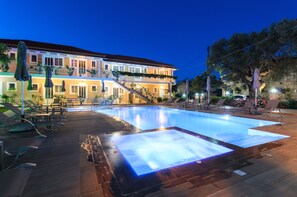 Seasonal outdoor pool, pool umbrellas, pool loungers - Artemis Room (Zakynthos)