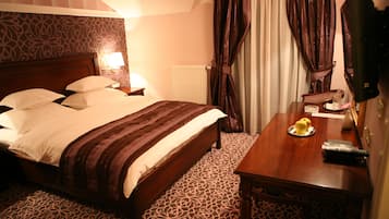 Double Room | 1 bedroom, premium bedding, minibar, desk