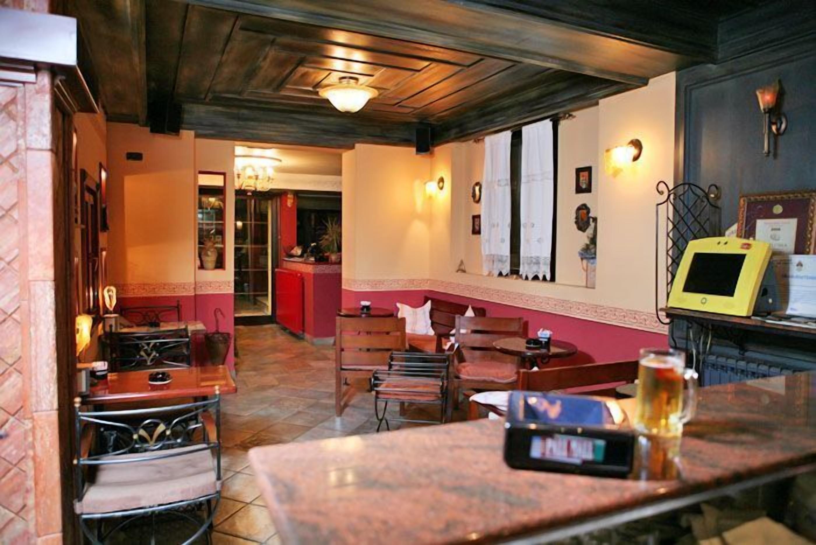 breakfast, lunch, dinner served; international cuisine