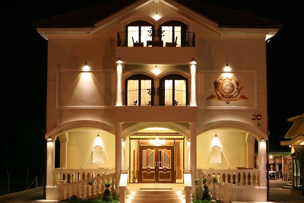 Mặt tiền nơi lưu trú - ban đêm