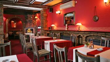 Serveert ontbijt, lunch, diner, internationale gerechten