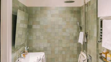 Dusche, kostenlose Toilettenartikel, Haartrockner, Handtücher