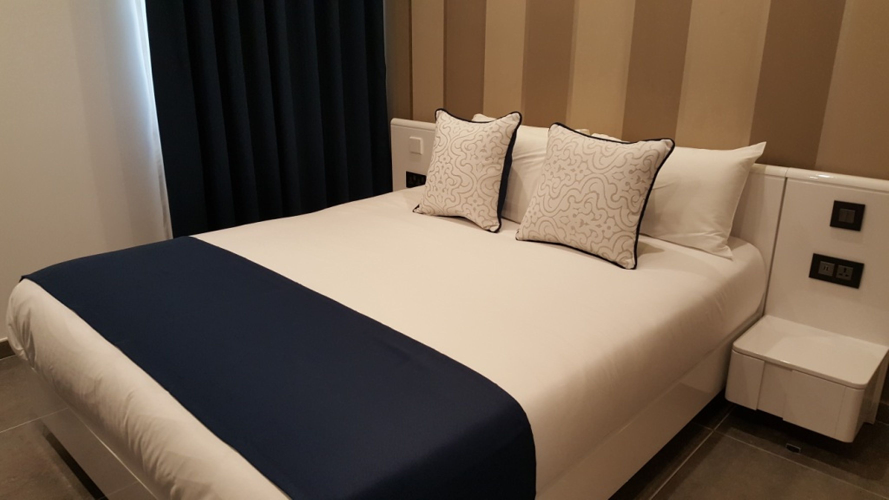 double room | minibar, in-room safe, desk, laptop workspace