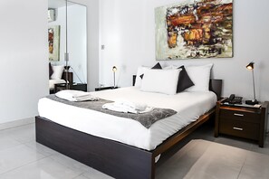 Minibar, coffres-forts dans les chambres, bureau