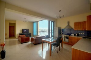 Leilighet, 2 soverom, delvis havutsikt | Eget kjøkken