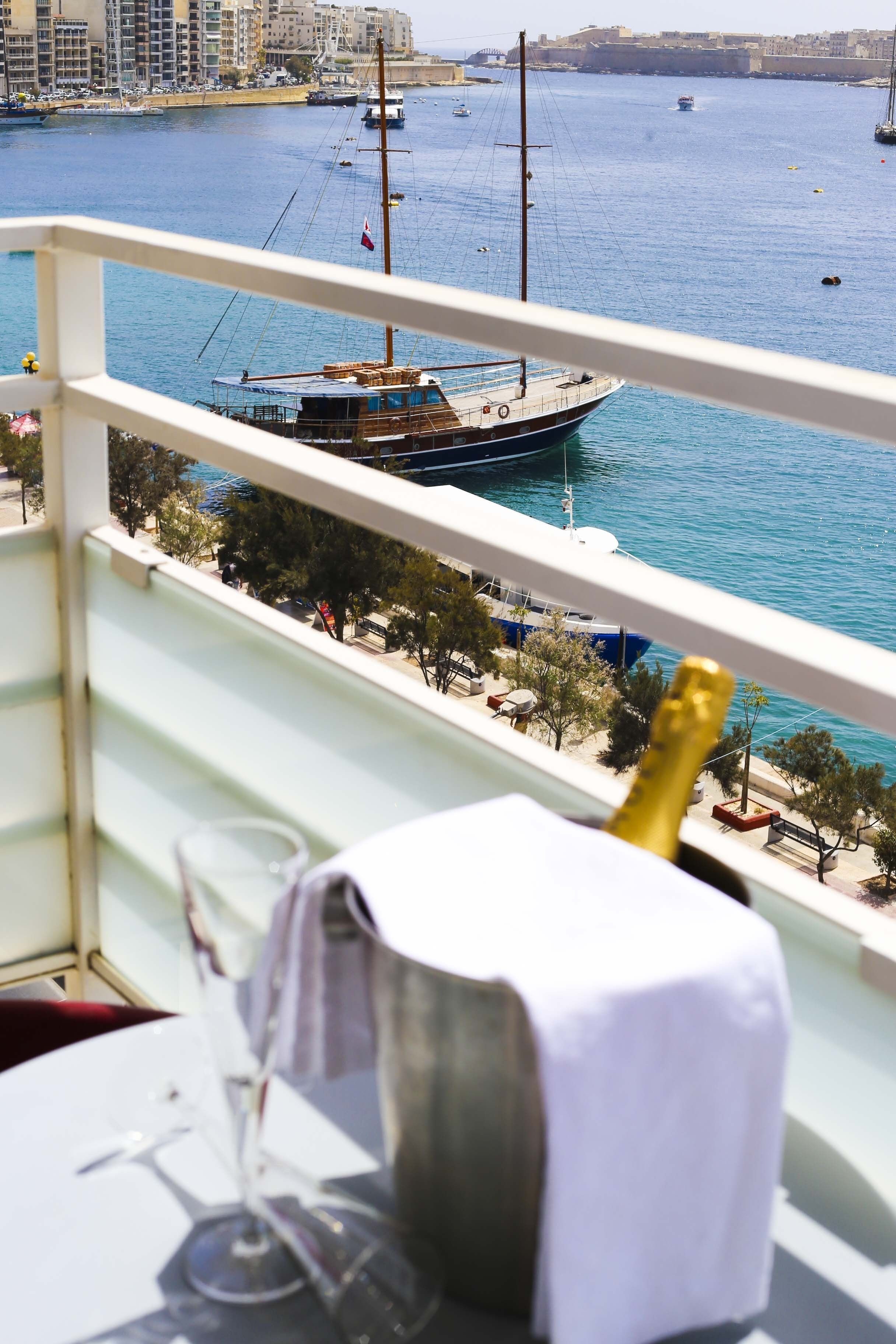 Studio, Sea View | Minibar, in-room safe, desk, laptop workspace