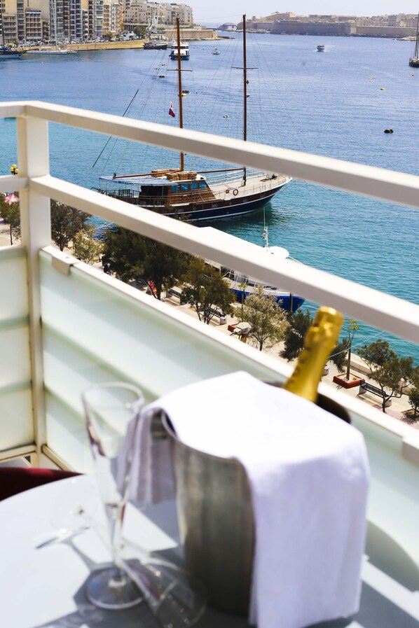 Minibar, coffres-forts dans les chambres, bureau