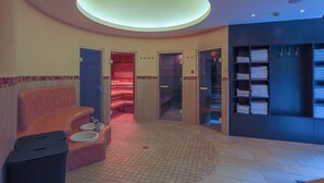 Een moderne badkamer met vloerverwarming, een zithoek en een handdoekrek.