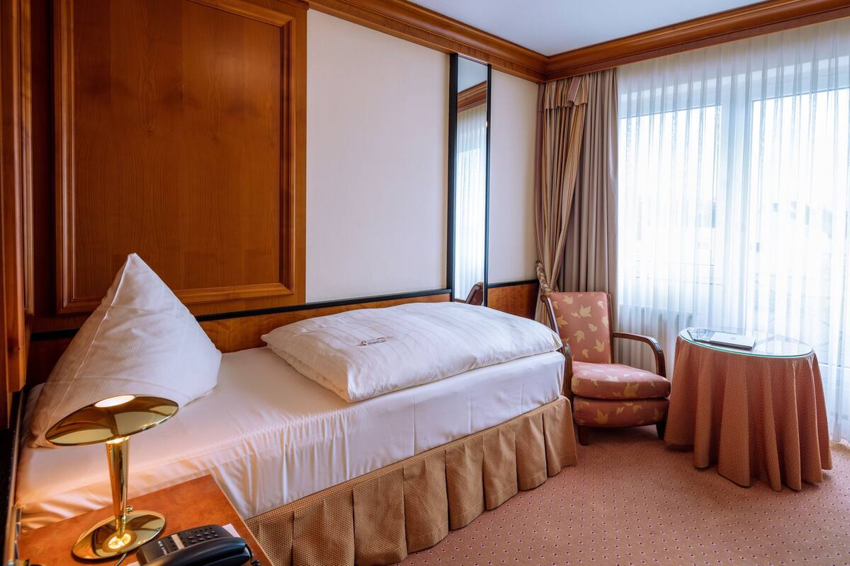 comfort single room | room amenity