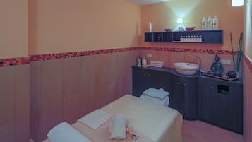 Une chambre d’hôtel équipée d’un lit, d’un lavabo et d’une coiffeuse avec des articles de toilette.