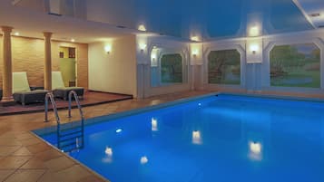 Indoor pool, sun loungers