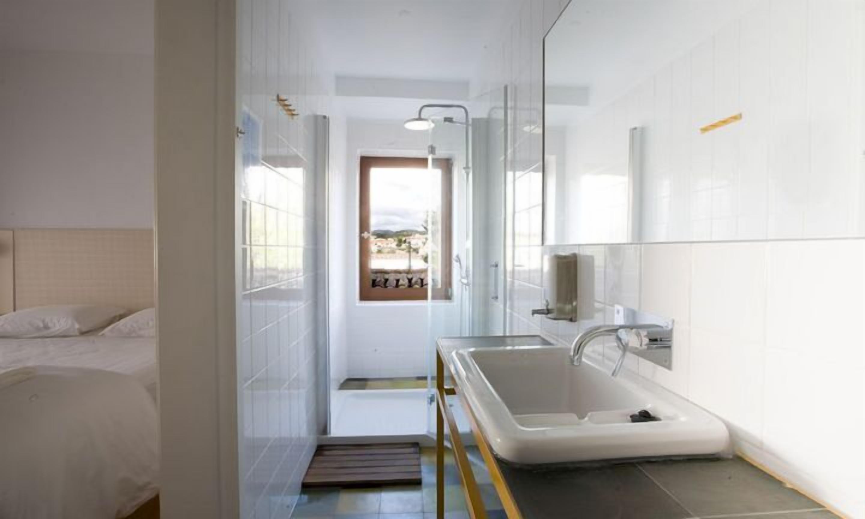 Shower, free toiletries, towels