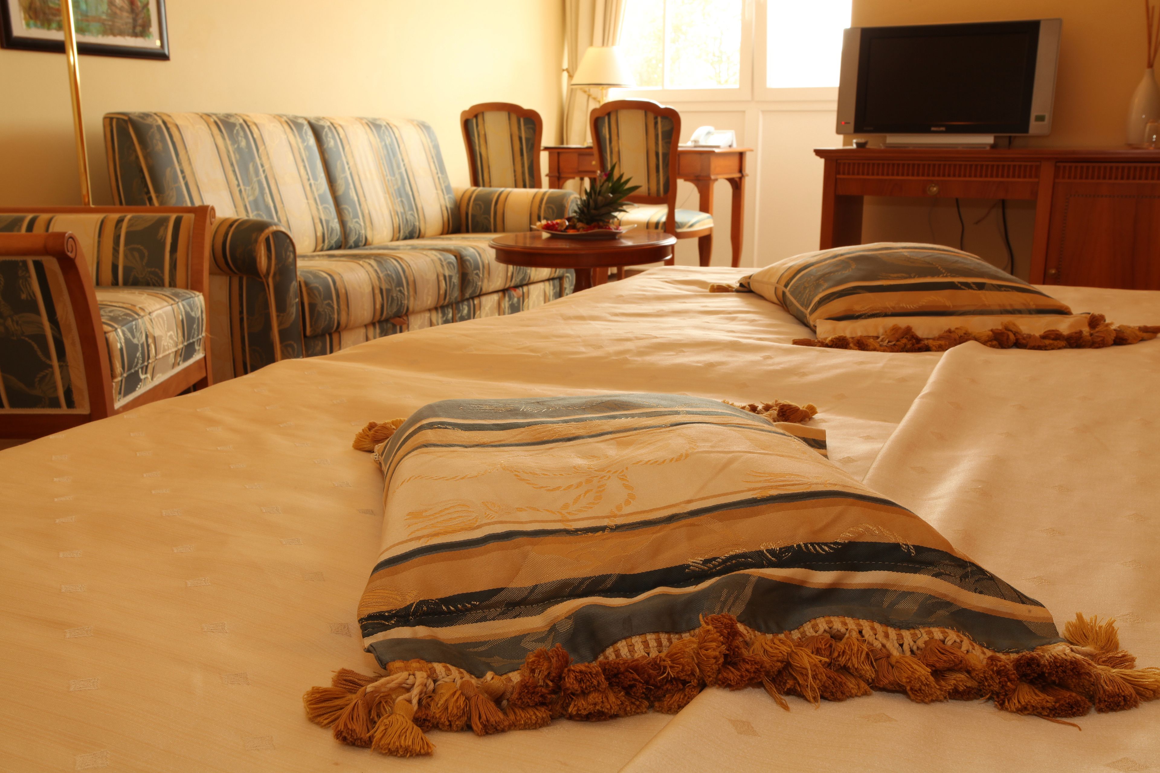 suite, non smoking | hypo-allergenic bedding, minibar, in-room safe, individually decorated