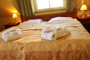 Hypo-allergenic bedding, minibar, in-room safe, individually decorated - Strandhotel Deichgraf (Graal Mueritz)