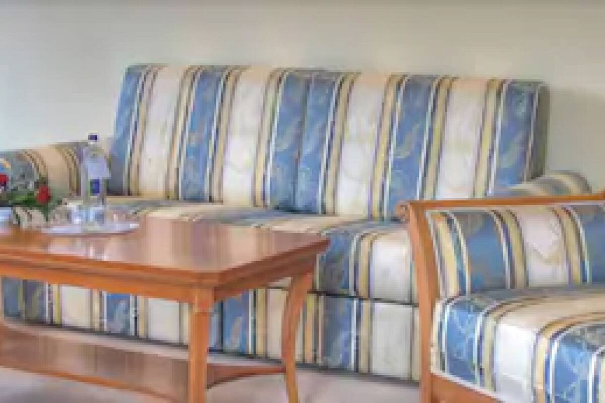 suite, non smoking | living area | tv