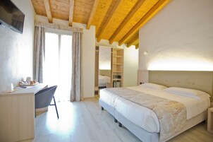 Suite | Down comforters, minibar, in-room safe, individually furnished