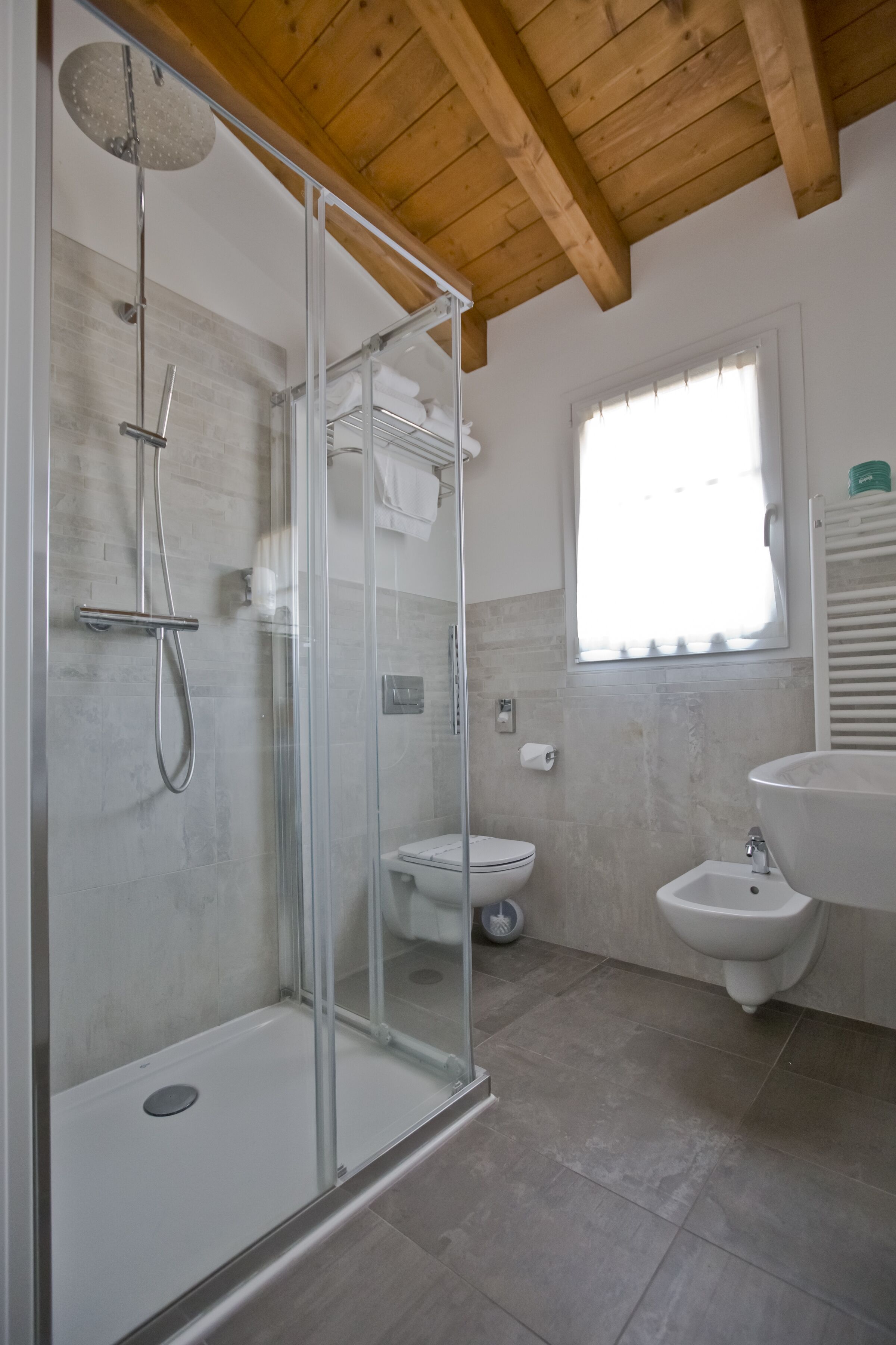 Dusche, kostenlose Toilettenartikel, Haartrockner, Handtücher