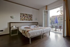 Habitación estándar con 1 cama doble o 2 individuales | Edredones de plumas, minibar, caja fuerte y mobiliario individual